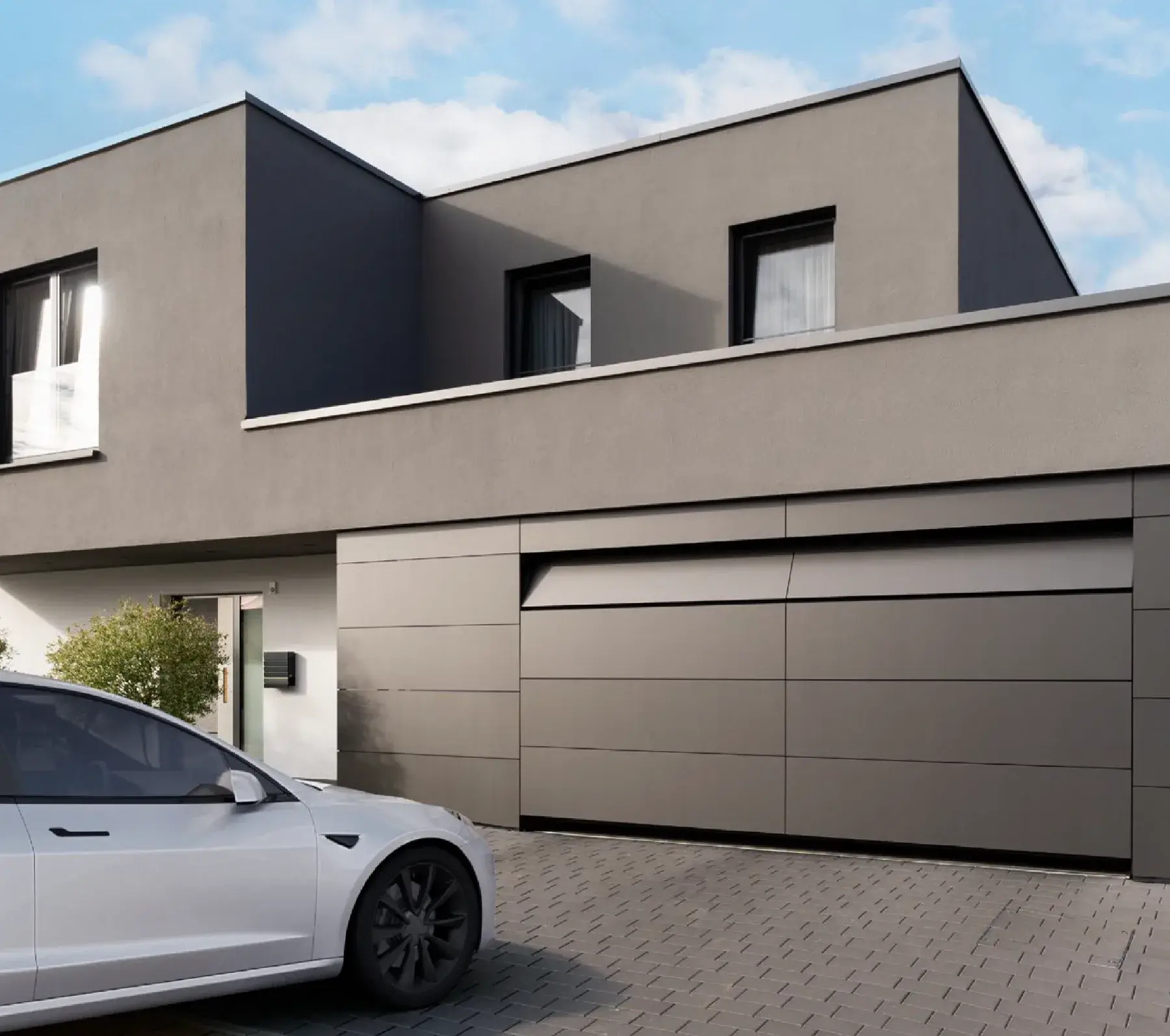 Dunkles Wohnhaus mit anthrazitfarbenem Garagentor und Carport