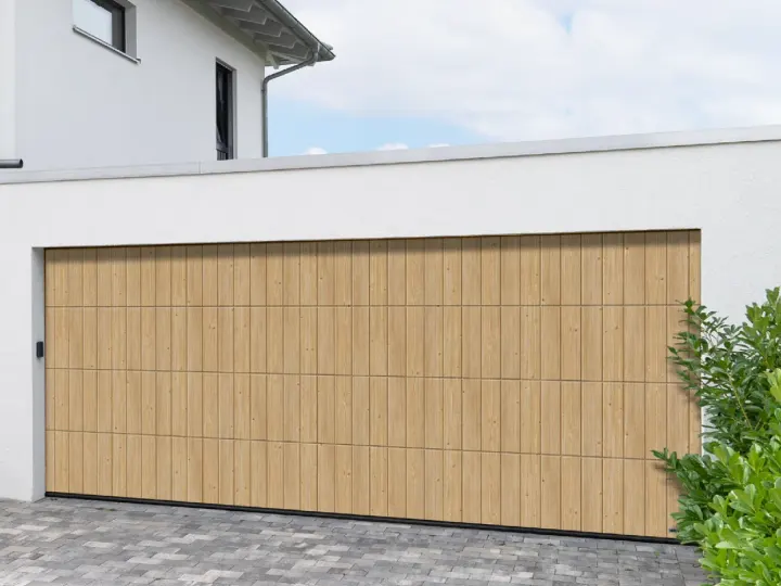 Garagentor in heller Holzoptik an einem Landhaus mit Ziegeldach