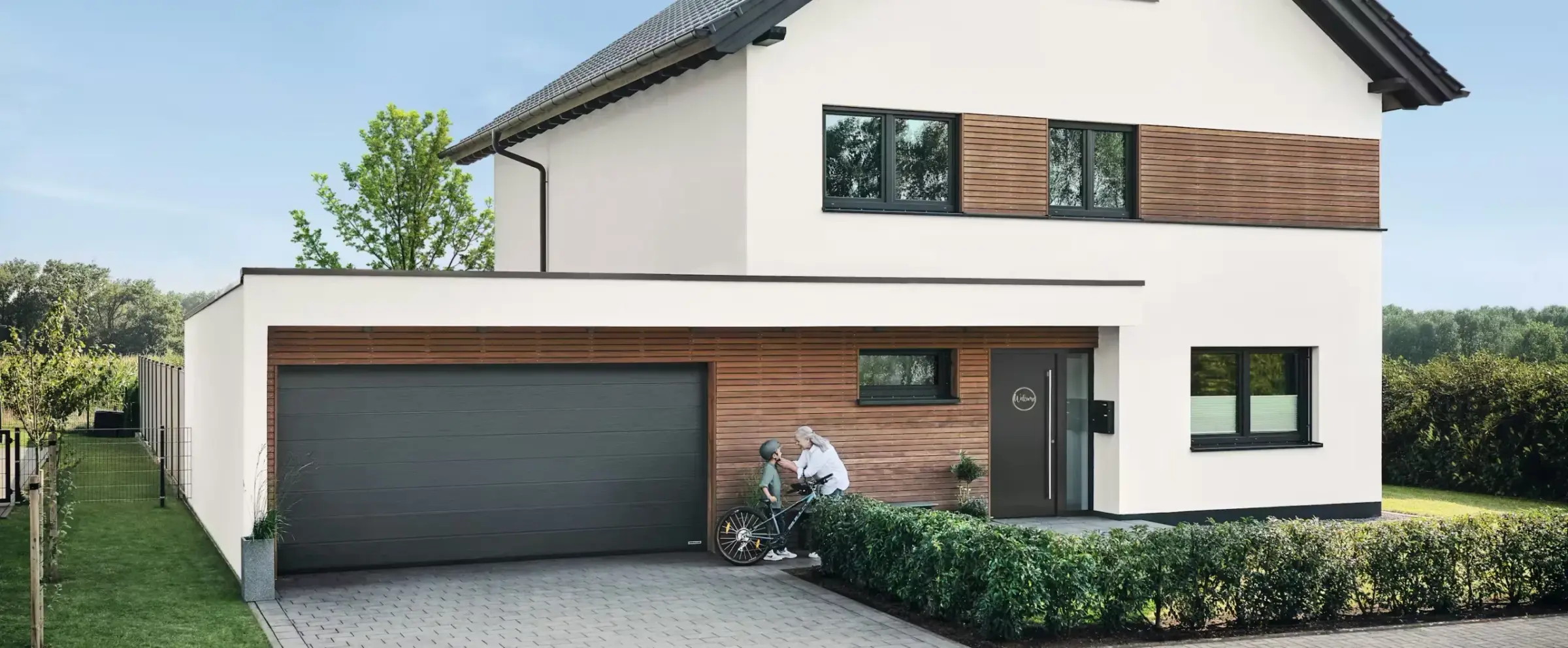 Modernes Einfamilienhaus mit Holzfassade und anthrazitfarbenem Hörmann Sektionaltor