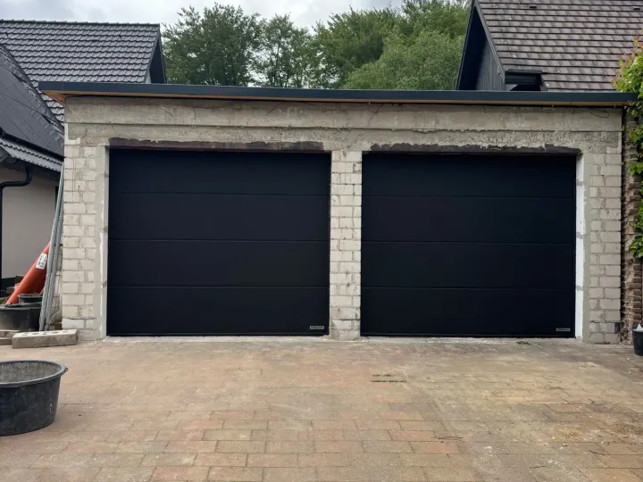 Dieselbe Doppelgarage mit zwei neuen schwarzen Hörmann Sektionaltoren