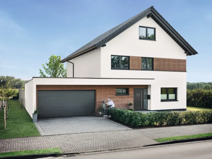 Modernes Wohnhaus mit Holzverkleidung und breitem anthrazitfarbenem Sektionaltor