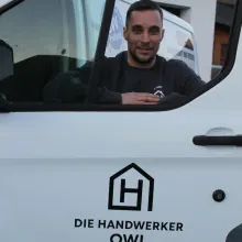 Jannik Haase am Fahrzeug mit Firmenanschrift Ringstraße 7, 49328 Melle